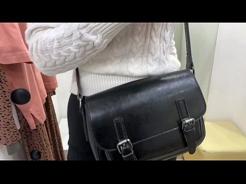 ❤️ Masturbación pública de la joven zorra FeralBerry con un consolador en el probador Super sexo en es.courseclass.ru ❌️