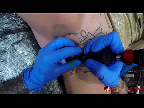 ❤️ Extremadamente tatuado hottie Sully Savage consiguió un tatuaje en su clítoris Super sexo en es.courseclass.ru ❌️