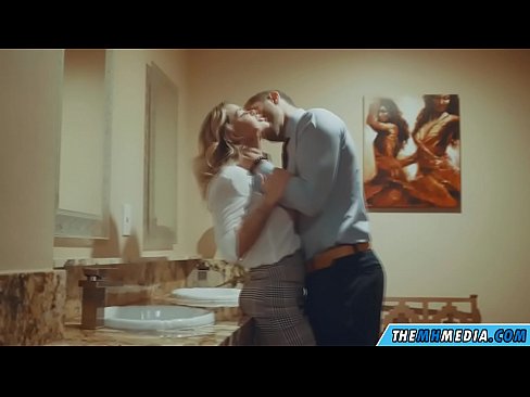 ❤️ Cuando una rubia tetona te seduce en un baño público Super sexo en es.courseclass.ru ❌️